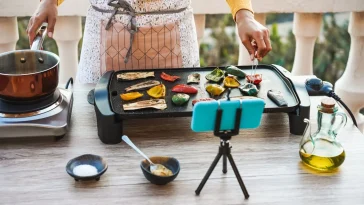 How to Make Food While Traveling in RimWorld